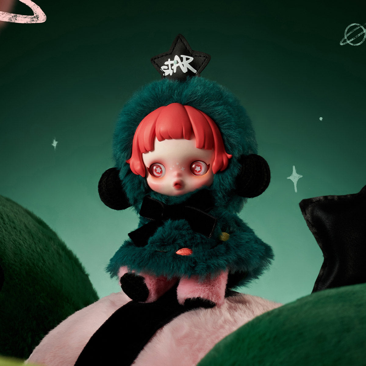 Skullpanda winter symphony Partita small doll with red hair and green fur coat on a dark green background